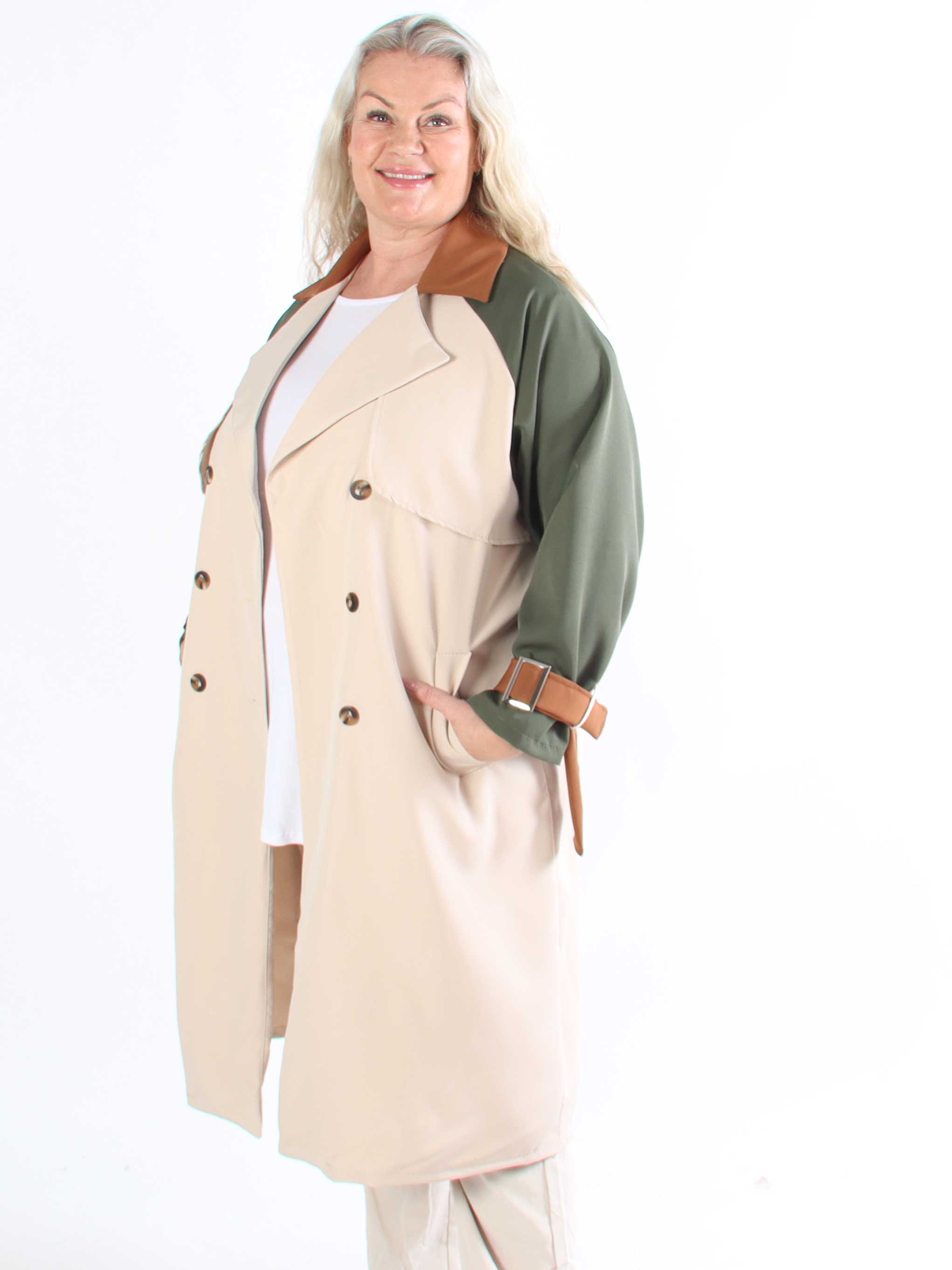 Neema - Let flerfarvet plus size trenchcoat med bindebånd